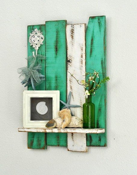 pallet-shelf-with-wall-decor