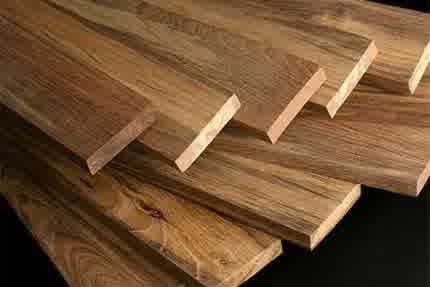 kayu akasia yang sudah dipotong dan siap digunakan untuk furniture