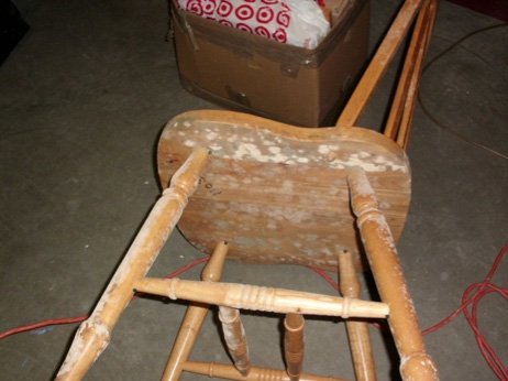 kursi kayu berjamur