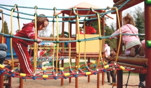 tempat bermain anak di area outdoor sangat rentan terserang jamur dan lumut
