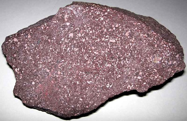 batu andesit dengan aksen kemerahan