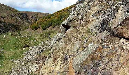 batu andesit yang ada di tepian lempeg tektonik