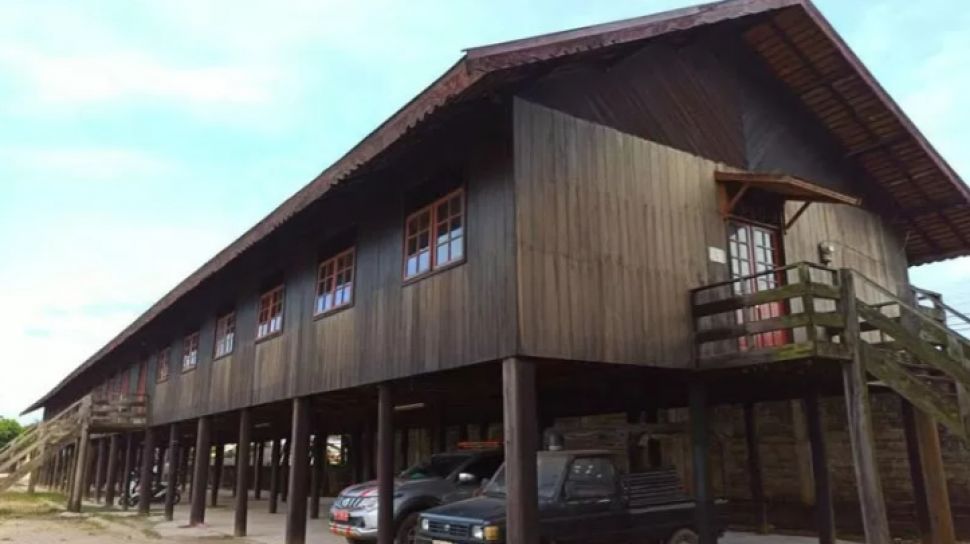 Rumah betang suku dayak di Kalimantan dibuat dari kayu ulin