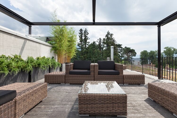 kanopi kaca untuk melindungi furniture outdoor dan taman dalam rumah Anda