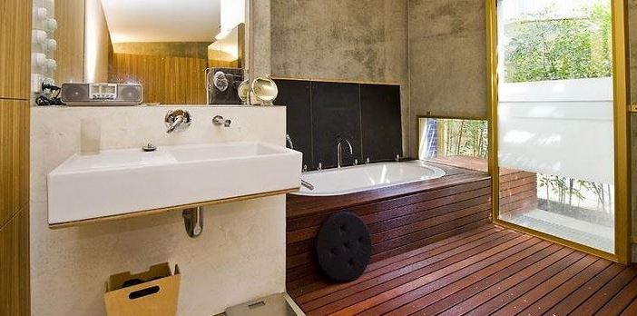 Material kayu bisa digunakan untuk kamar mandi
